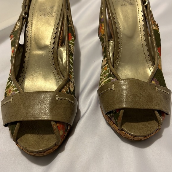 🎉5/$15🎉 K STUDIO FLORAL CANVAS WEDGES W/CORK HEEL (40/9) - Picture 6 of 16